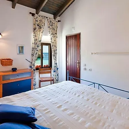 Sleeps 4 Air Con Wifi Villa